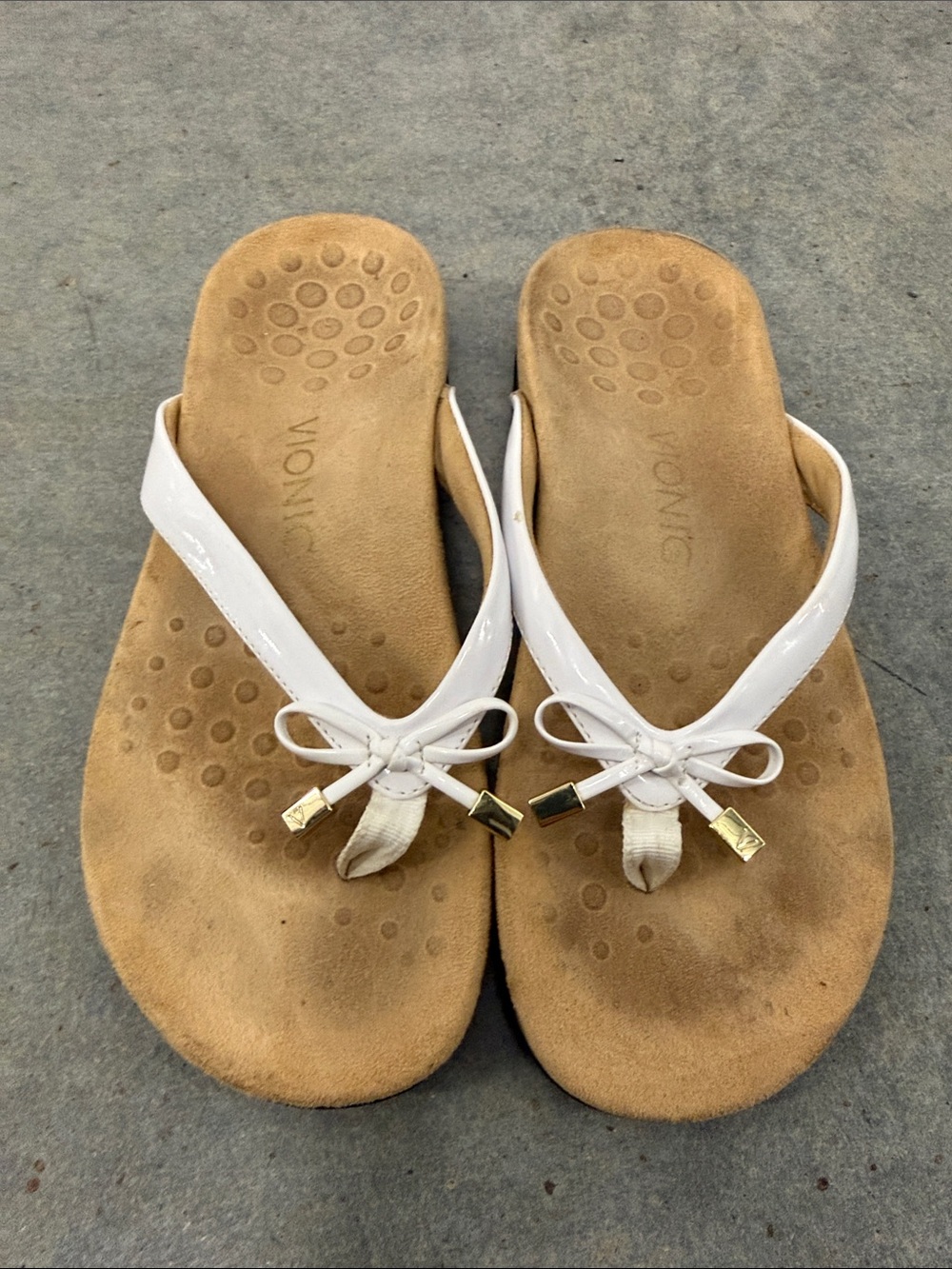 Vionic White Patent Thong Sandals with Bow and Gold Accents